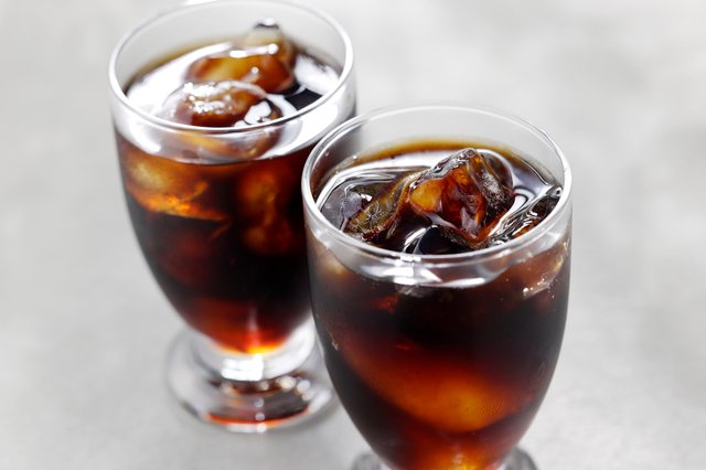 麻辣湯の器の横にミルクティーとアイスコーヒーが並び、食後のドリンクまで楽しめるセット