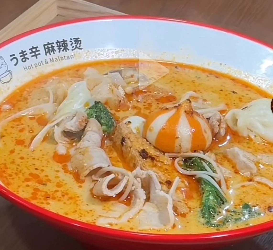 完成した一杯を受け取る様子